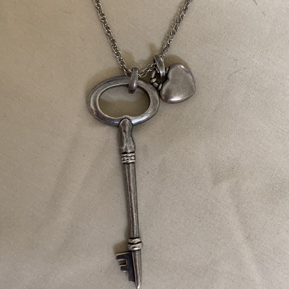 Fossil necklaces with key and heart pendants - Picture 3 of 6